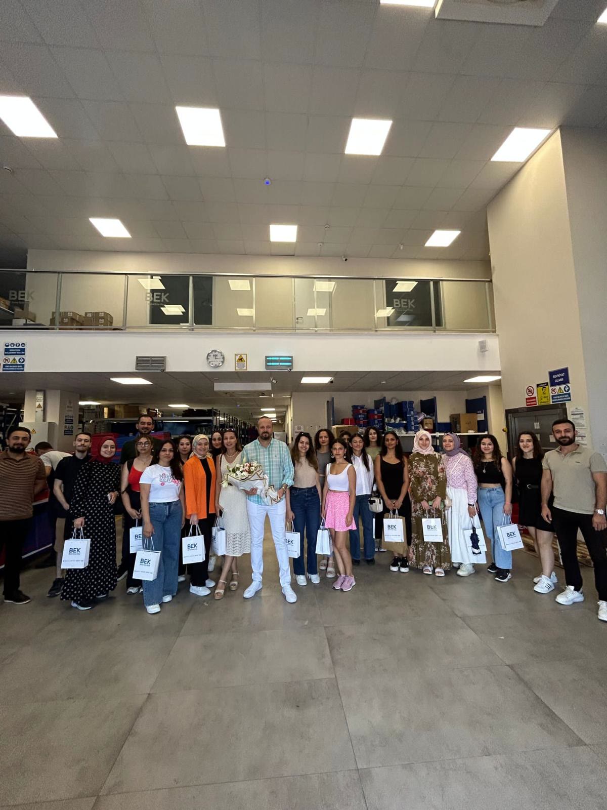 BEK Ecza Deposu gezisi grup fotoğrafı