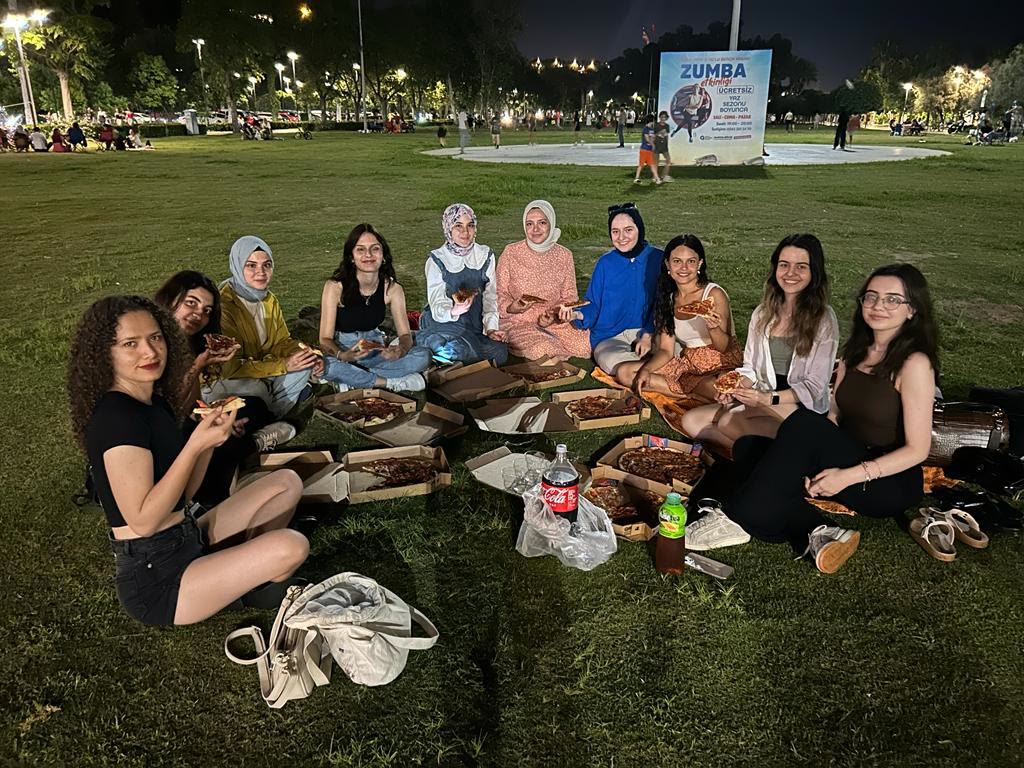 Sahilde gün batımı ve pizza buluşması